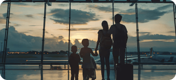 Famille à l'aéroport prête à voyager