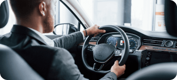 Chauffeur professionnel prêt pour un service à l'heure